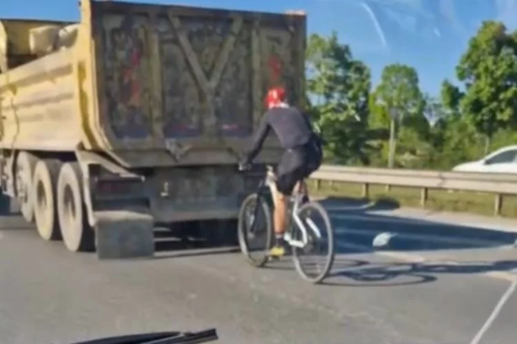 Bisikletlinin tehlikeli yolculuğu kameraya yansıdı!
