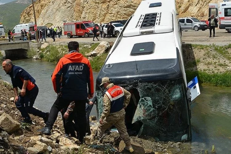 Bitlis'te yolcu otobüsü dereye düştü: 7 yaralı!