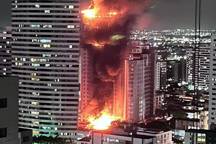 Brezilya'da 33 katlı inşaat halindeki binada yangın!