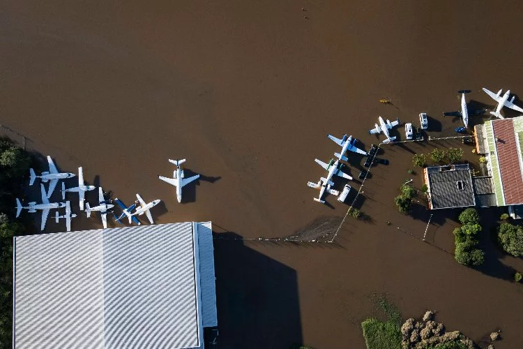 Brezilya’yı sel vurdu! Havalimanı göle döndü, uçaklar suya gömüldü