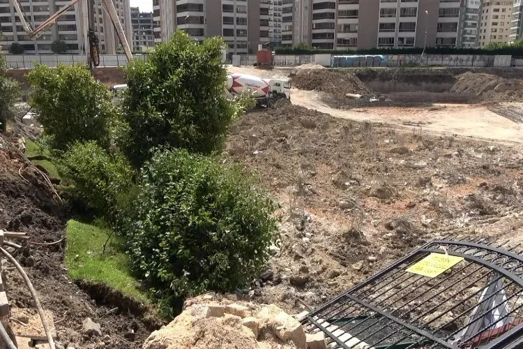 Bursa'da 16 katlı binanın bahçe duvarı çöktü