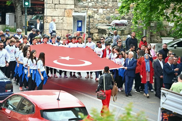 Bursa'da 19 Mayıs coşkusu kortej yürüyüşüyle başladı