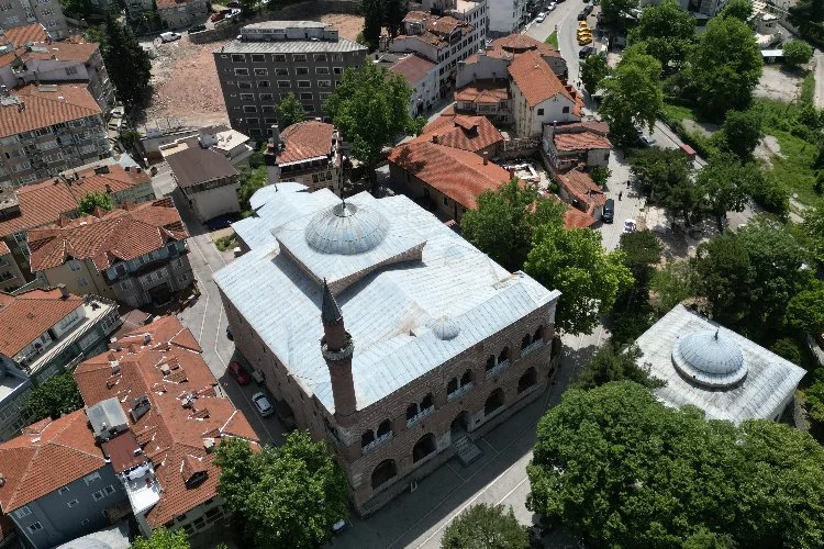 Bursa'da 658 yıllık tarihi cami kaderine terk edildi
