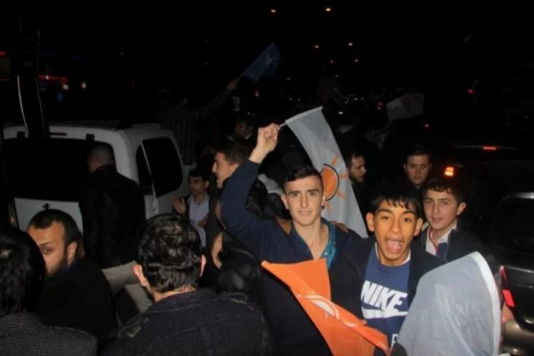 Bursa'da Ak Partililer sokaklara döküldü