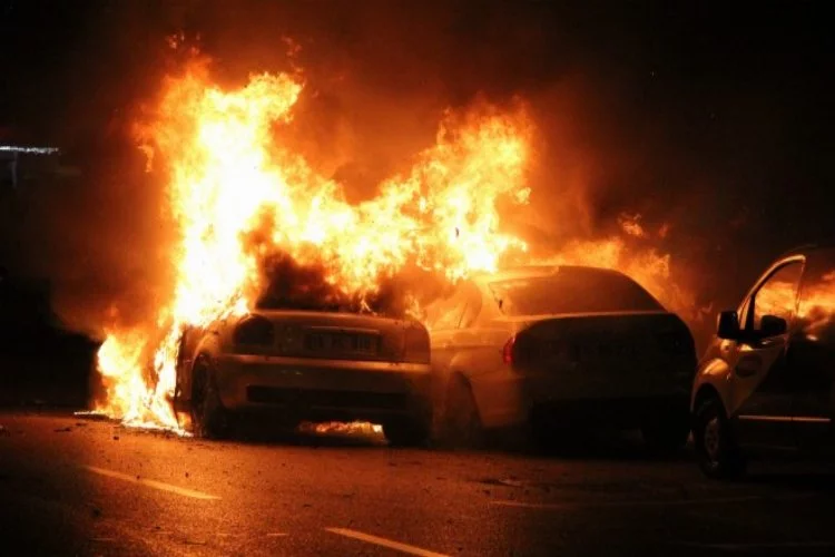 Bursa'da alkollü sürücü üç aracı yaktı!