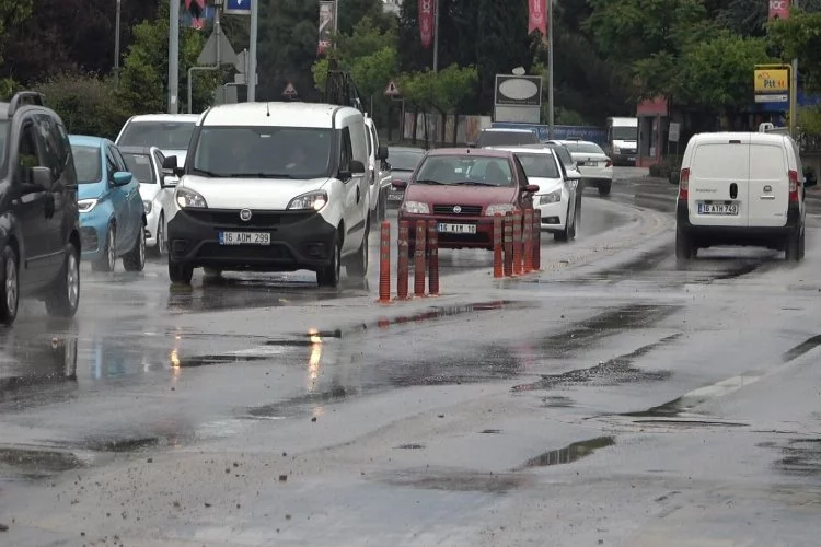Bursa'da aniden bastıran yağış zor anlar yaşattı