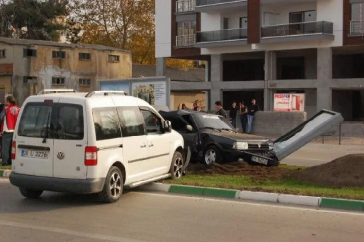 Bursa'da aynı anda iki kaza! Virajı...