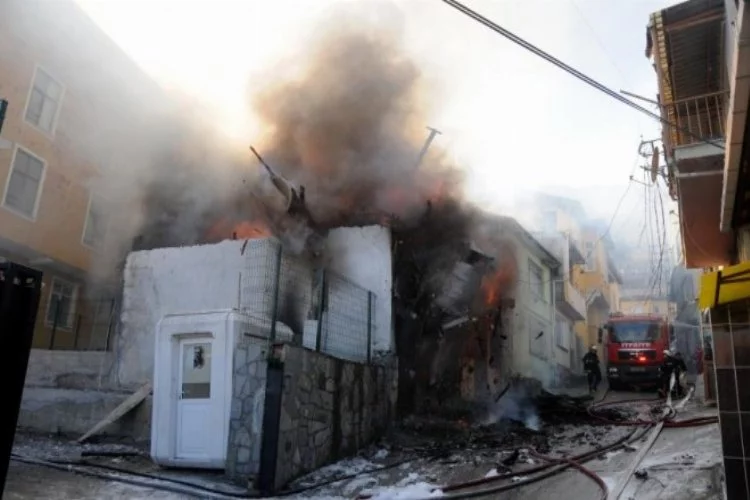 Bursa'da bir bina alev alev yandı