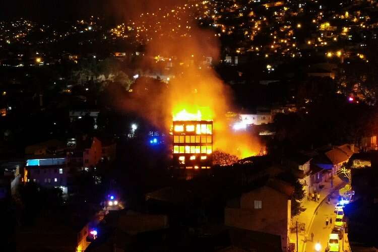 Bursa'da büyük yangın: Tarihi ipek fabrikası ve iki bina kül oldu