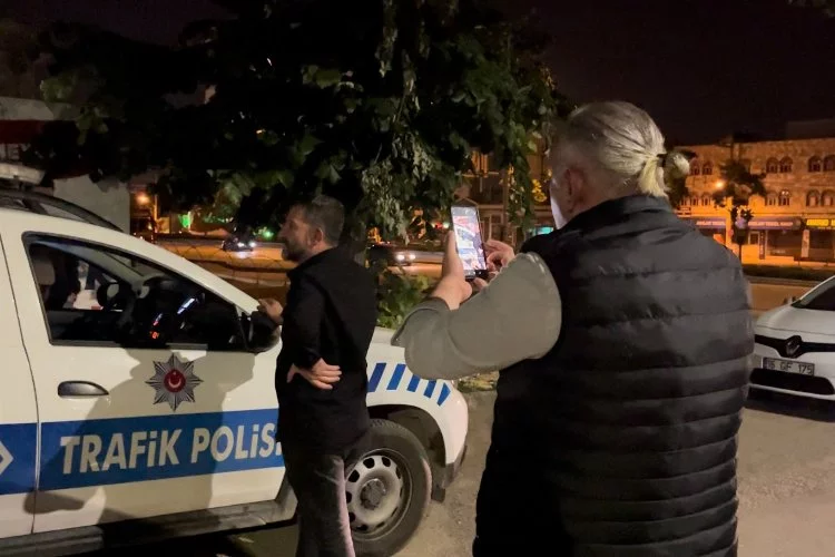 Bursa'da  canlı yayın açıp polisi şikayet etti