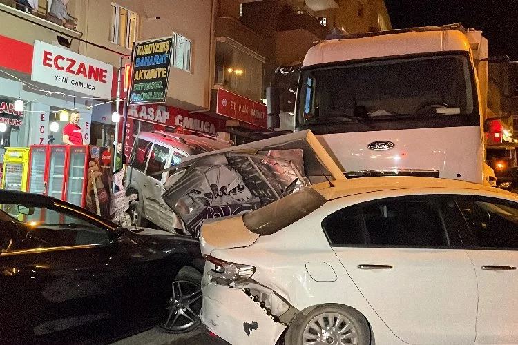 Bursa'da freni boşalan kamyon 9 araca çarptı!