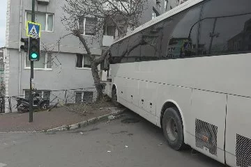 Bursa'da freni patlayan otobüs, eve daldı!