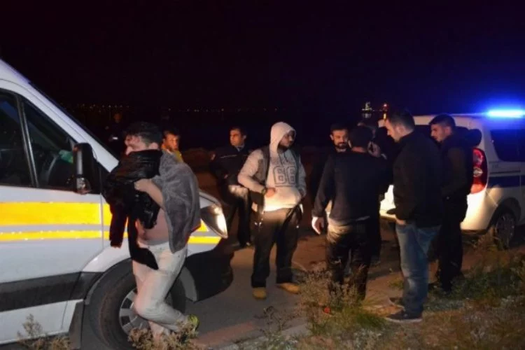 Bursa'da gece meydana gelen kaza da otomobil denize uçtu