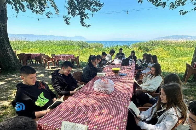 Bursa'da göl kenarında kitap okuma etkinliği