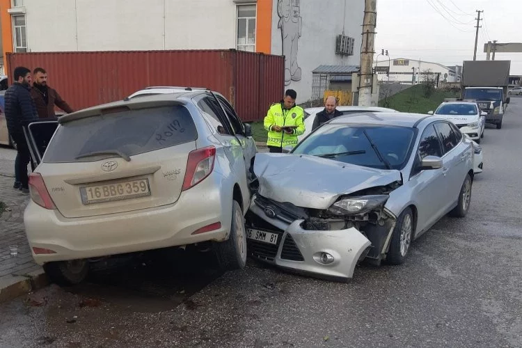 Bursa'da iki araç kazaya karıştı!