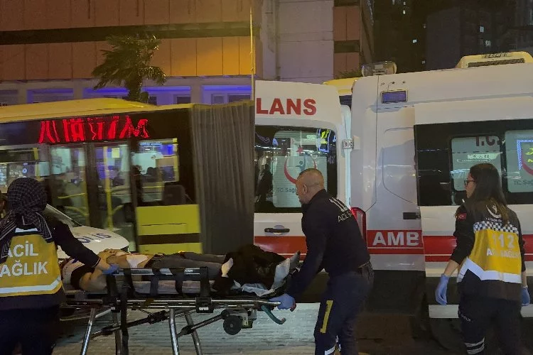Bursa'da iki grup arasında kavga! Göğsünden ve karnından bıçakla yaralandı