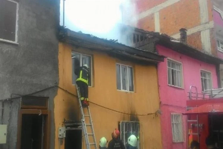 Bursa'da iki katlı ahşap ev alev alev yandı