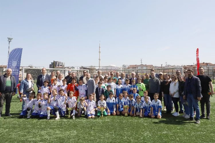 Bursa'da ilkokul futbol şenliği: Minik futbolcular büyük heyecan yaşadı