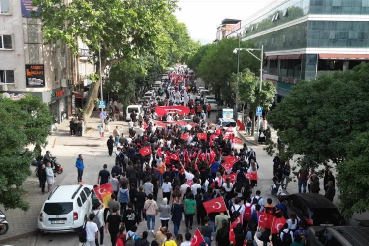 İnegöllü gençler 19 Mayıs coşkusunu sokaklara taşıdı