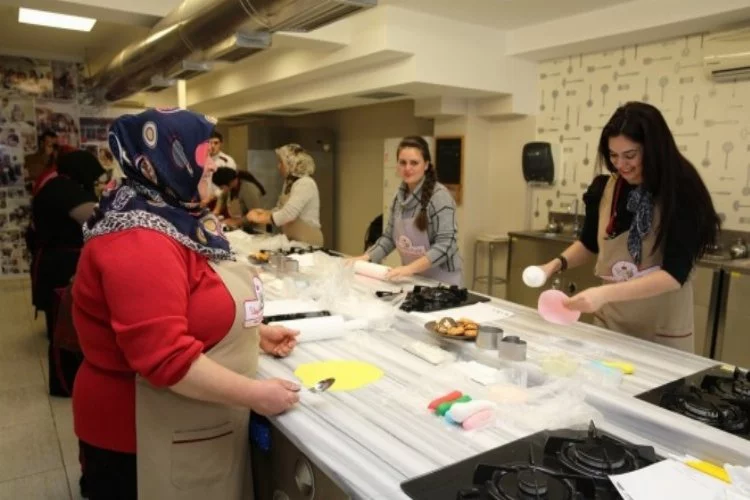 Bursa'da kadınlara uzmanından pasta yapımı