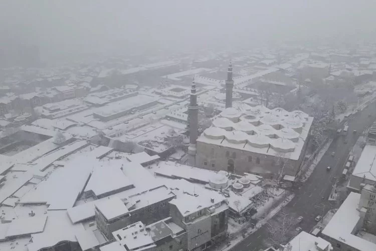 Bursa'da kar kalınlığı yaklaşık 15 santimetreye ulaştı
