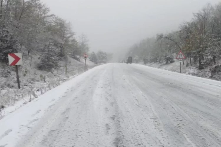 Bursa'da kar yağışı sebebiyle yol kapandı