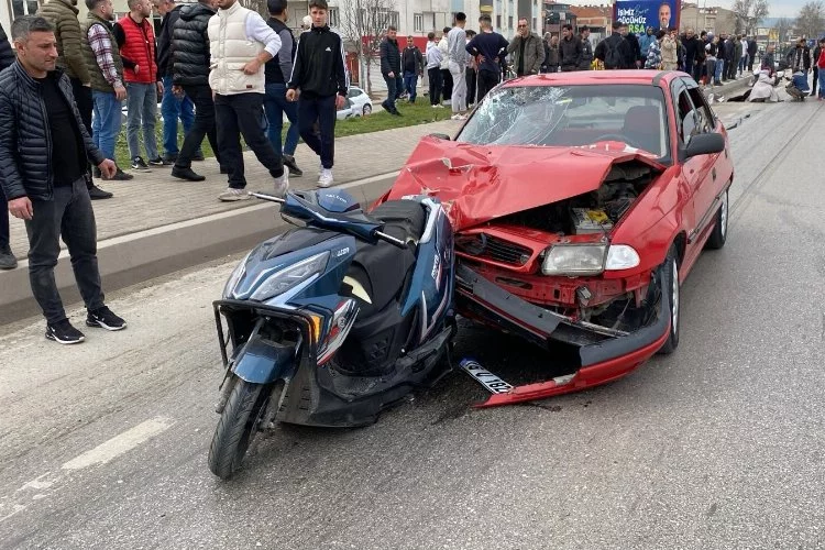 Bursa'da kaza! Motosiklet otomobile saplandı