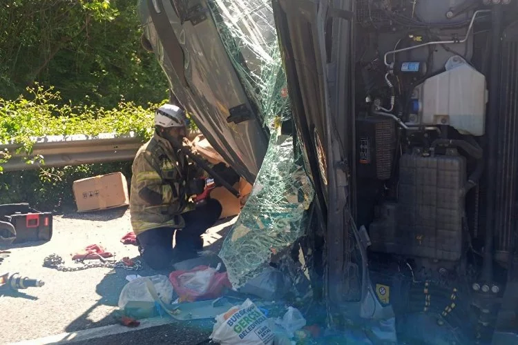 Bursa'da kontrolden çıkan tır devrildi, sürücü yaşamını yitirdi