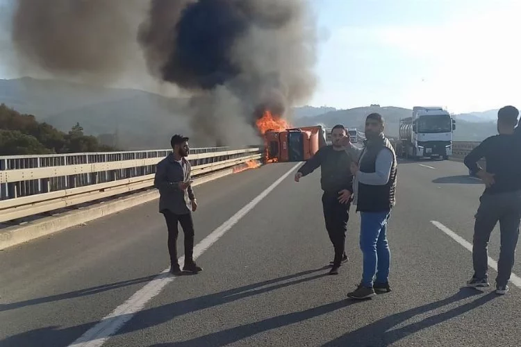Bursa'da korku dolu anlar! Şoför yanan ve patlayan araçtan kurtarıldı