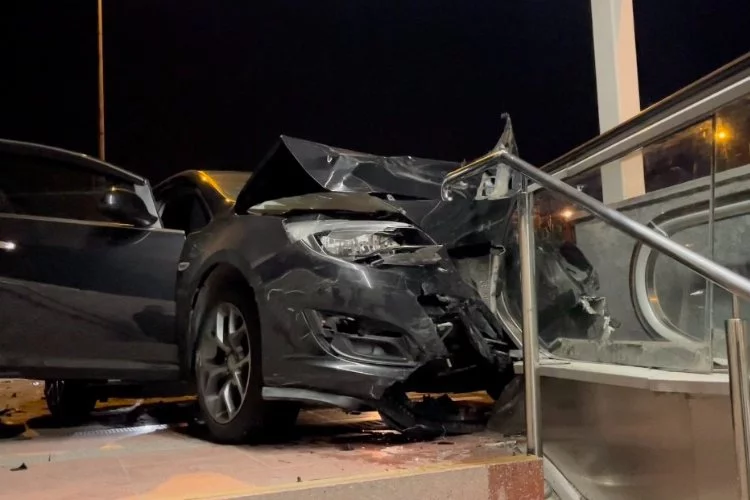 Bursa'da makas atan otomobil kaza yaptı: Yaralılar var!