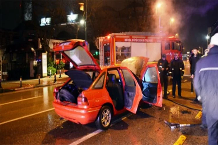 Bursa'da mülteci aracı alev alev yandı
