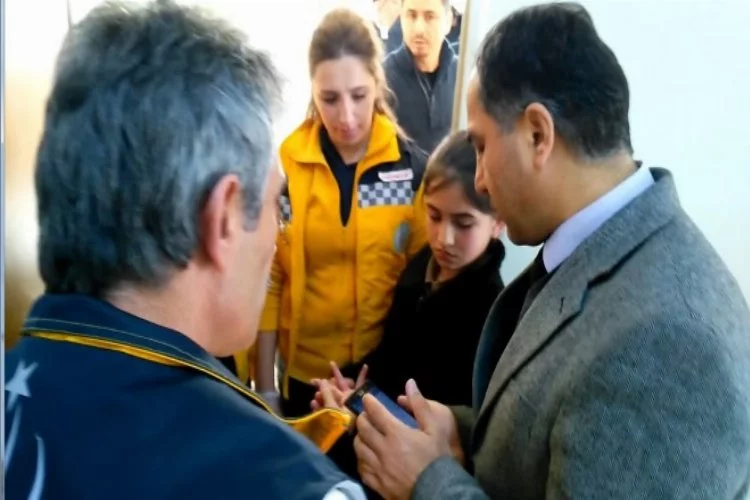 Bursa'da öğrencinin tahtaya parmağa sıkıştı