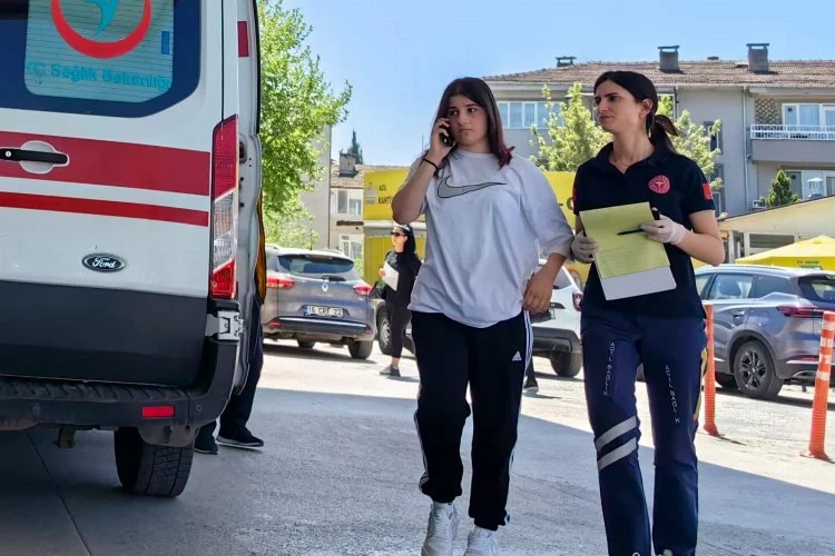 Bursa'da otomobil bisikletli kıza çarptı
