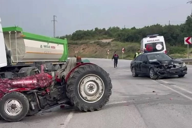 Bursa'da otomobil ile traktör çarpıştı!