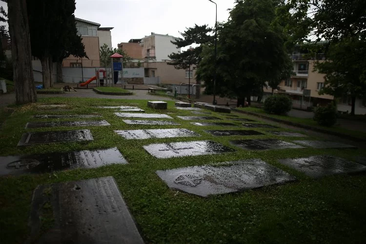 Bursa'da park içindeki Fransız Mezarlığı dikkat çekiyor