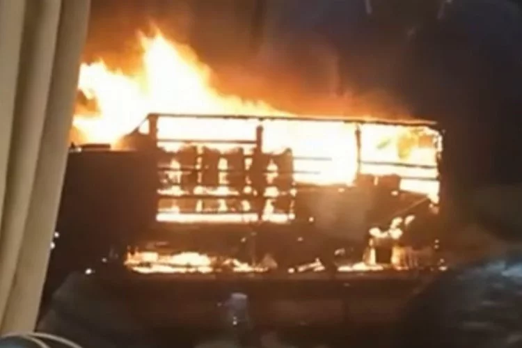 Bursa'da seyir halindeki kamyon alev alev yandı