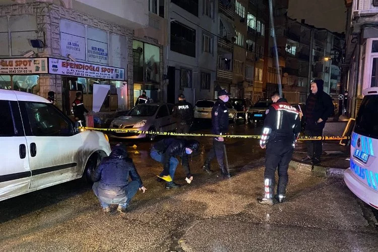Bursa'da sokakta yürüyen 2 kişiye kurşun yağdırdı