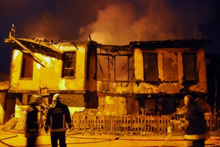 Bursa'da tinerciler tarihi evleri kül etti
