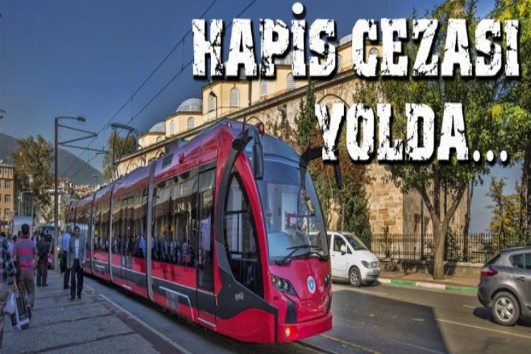 Bursa'da tramvay yoluna park edenler şimdi yandı