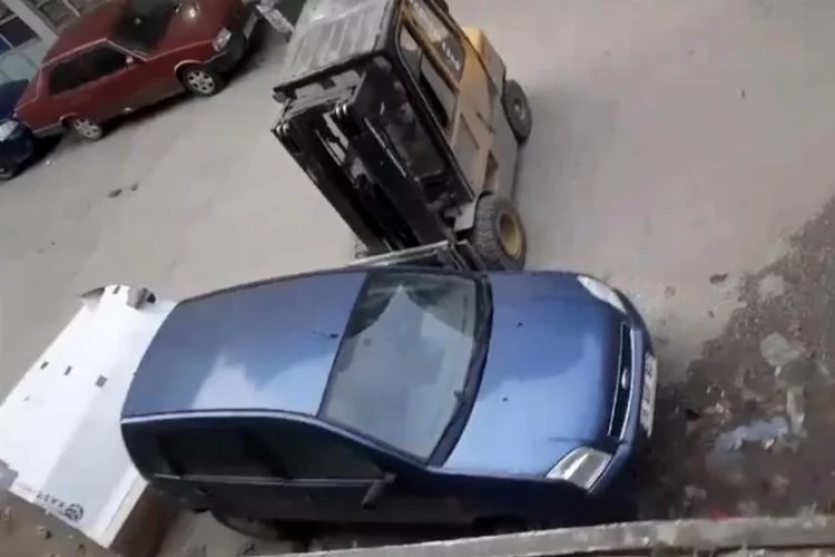 Bursa’da yanlış park edilen aracı fotkliftle kaldırdı
