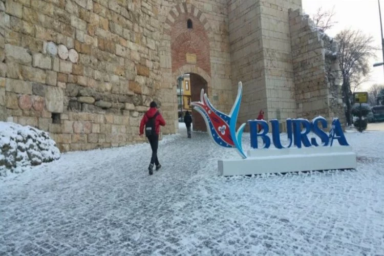 Bursa'da yoğun kar yağışı etkili oluyor!