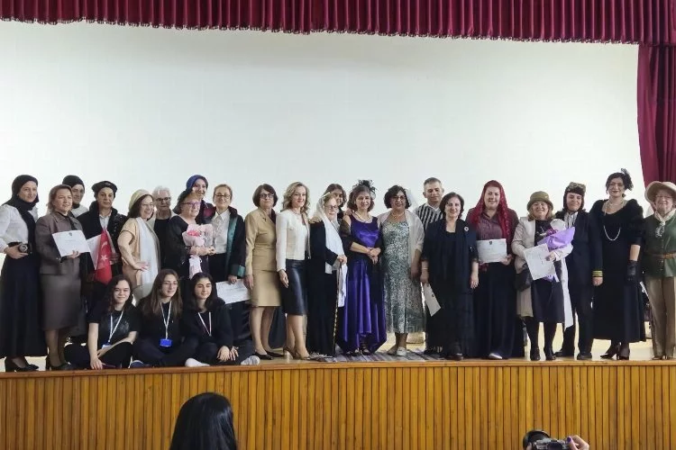 Bursa Kız Lisesi Mezunları Derneği üyelerinden tiyatro oyunu