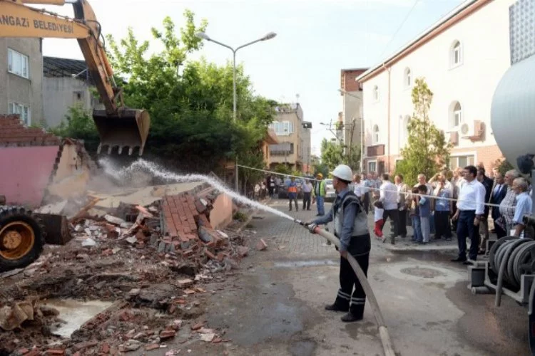 Bursa Osmangazi yıkılarak güzelleşiyor
