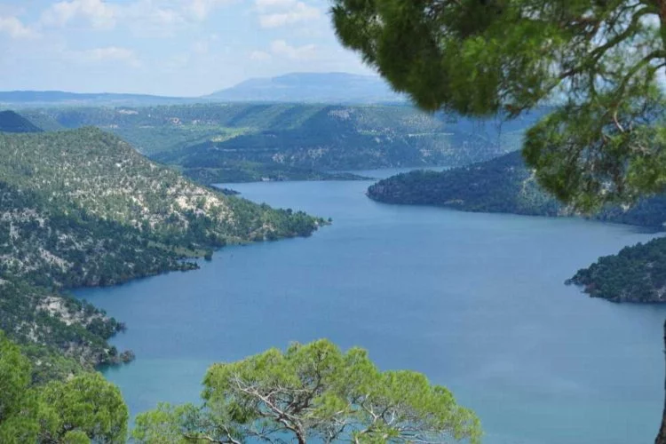 Büyük Menderes Nehri üzerinde inşa edilmiş: Adıgüzel Baraj Gölü