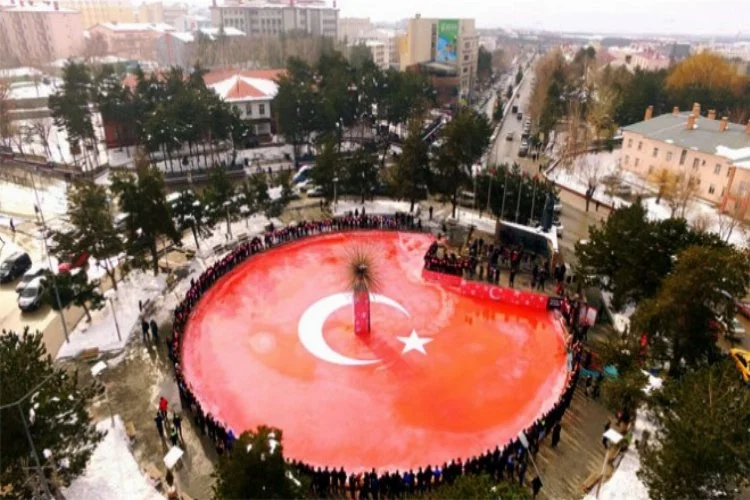Buzdan dev Türk bayrağı