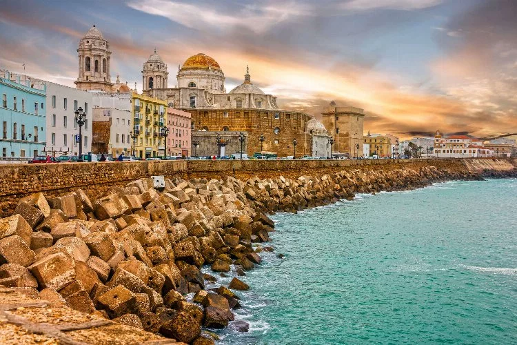 Cádiz: Tarihin ve güneşin buluştuğu bir İspanyol şehri
