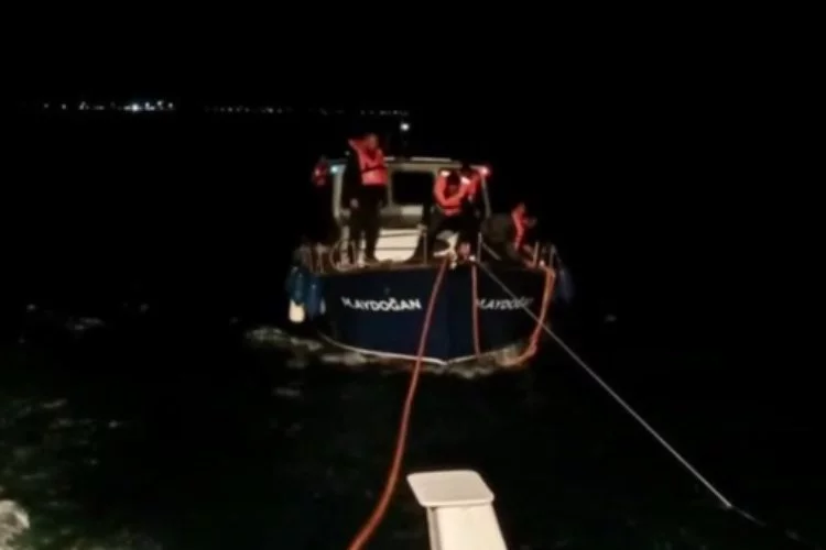 Çanakkale Boğazı'nda 5 can kurtarıldı: Makine arızası yapan tekneye müdahale!