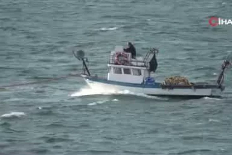 Çanakkale Boğazı'nda sürüklenen balıkçı teknesi, barınağa yanaştırıldı