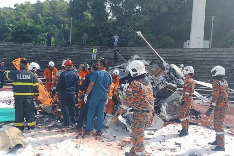 Malezya'da korkunç kaza: Helikopterler havada çarpıştı!