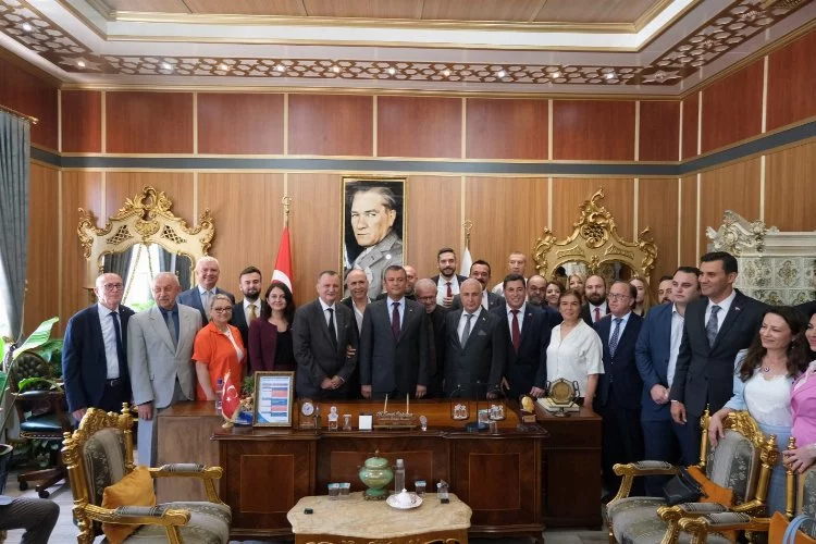 CHP Genel Başkanı Özel'den Manisa’da belediye başkanlarına ziyaret